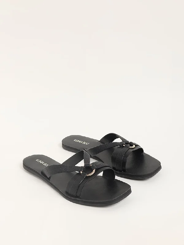 LUNA BLU Black V Strap Sandals